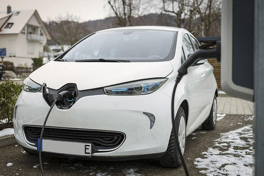 mag je een elektrische auto binnen opladen